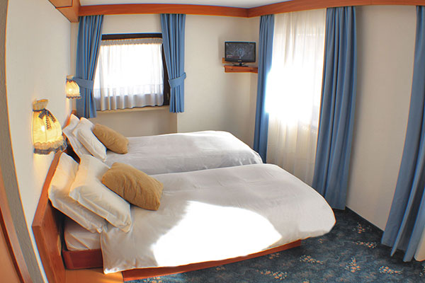 1_Hotel-Gran-Baita-Gressoney-Hotel-Camere-Superior-letto-bedroom-pano