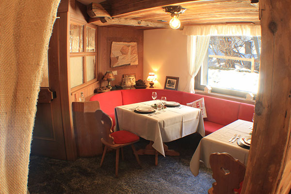 1_Hotel-Gran-Baita--Ristorante-Gressoney-Restaurant-Saletta-Tipica-tavolo-vista