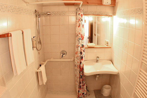 3_Hotel-Gran-Baita-Gressoney-Hotel-Camere-Superior-bathroom-toilette-doccia-shower