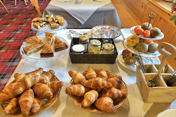 3_Hotel-Gran-Baita-Ristorante-Gressoney-Breakfast-Room-Colazione-Buffet-Croissants