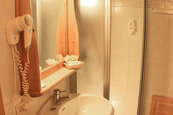 4_Hotel-Gran-Baita-Gressoney-Hotel-Camere-Family-wc-lavabo