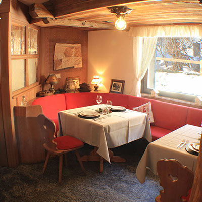 Hotel-Gran-Baita–Ristorante-Gressoney-Restaurant-Saletta-Tipica-tavolo-vista_RISTORANTE_HB